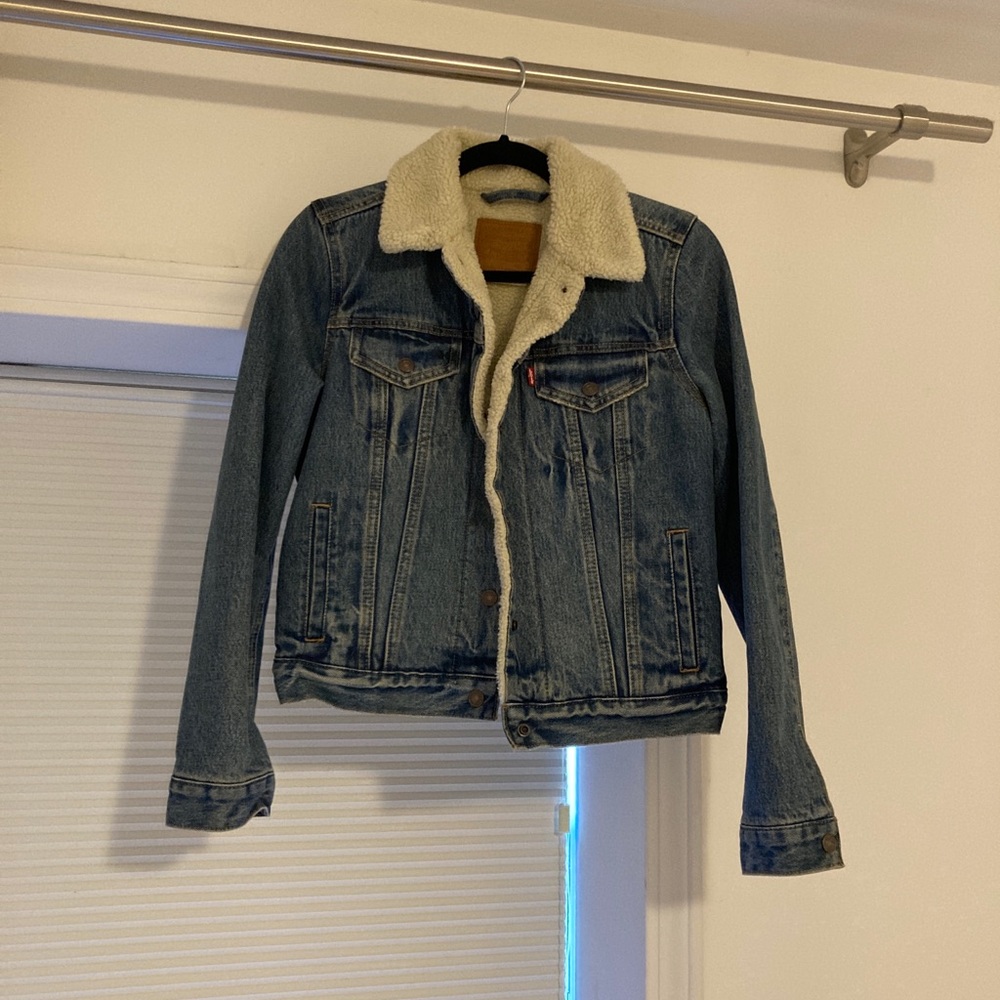 LEVI’S Ex-Boyfriend Sherpa Lined Trucker Jacket